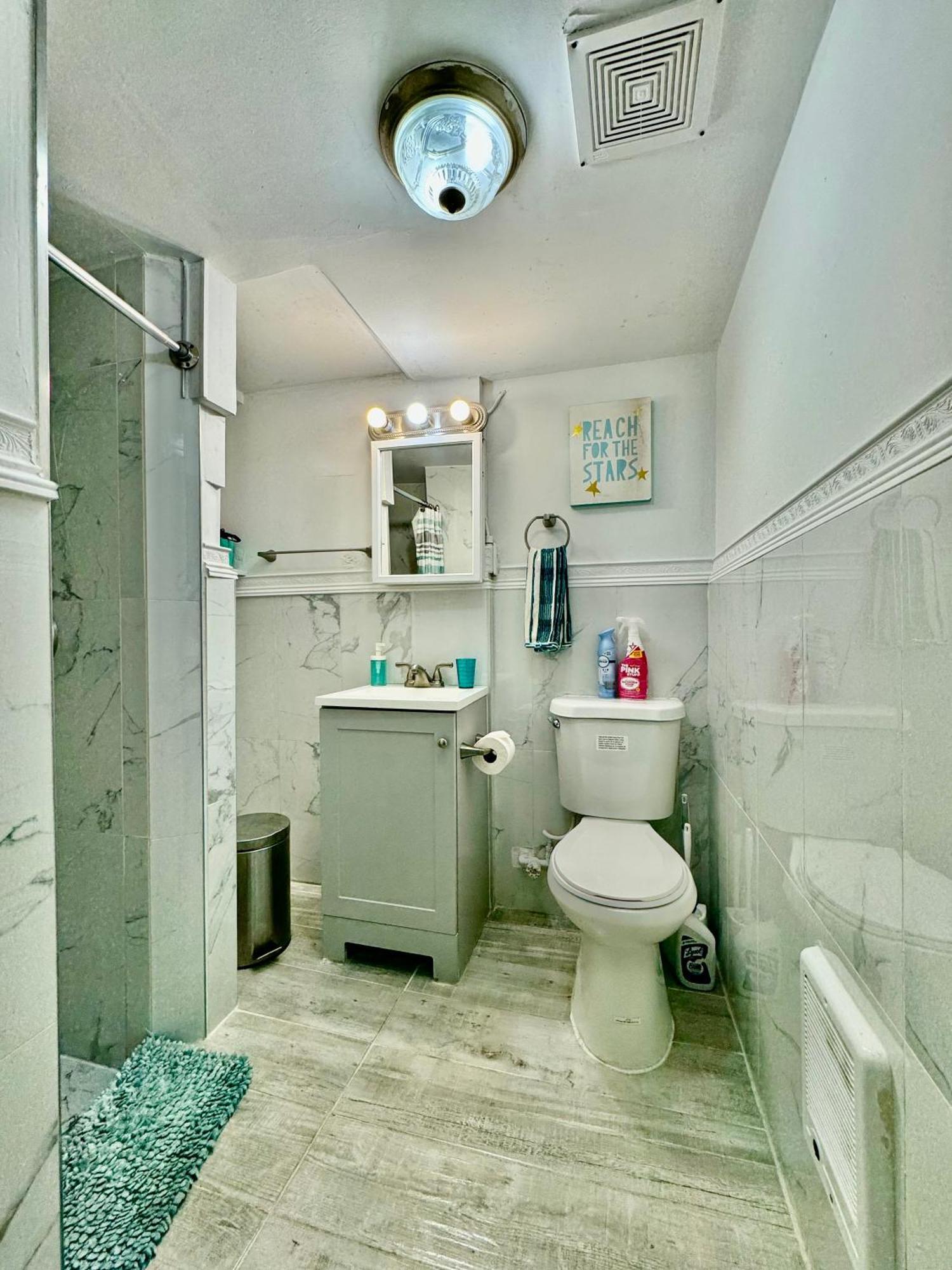 Tiny Private Room On The 1St Floor With Shared Bathroom Near Seatac Airport And Downtown Seattle Exteriör bild