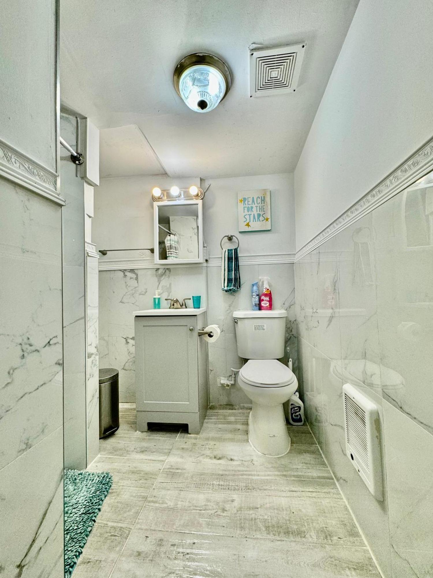 Tiny Private Room On The 1St Floor With Shared Bathroom Near Seatac Airport And Downtown Seattle Exteriör bild